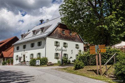 Zwieslerwaldhaus - u tohoto rozcestníku zabočíme do lesa