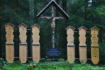 Symbolická umrlčí prkna u odbočky k restauraci a kapli „Maria Hilf“